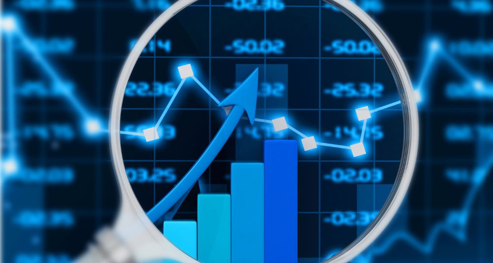Imagen de un agente de bolsa con gráficos financieros de fondo usada en una entrada en el blog de Chapa Cambio sobre brokers en el mercado de divisas