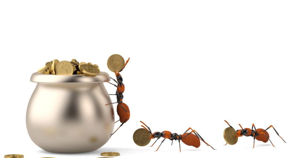 Imagen de tres hormigas transportando monedas de oro hacia una olla llena de monedas, utilizada en una entrada en el blog de Chapa Cambio sobre gastos hormiga y cómo identificarlos