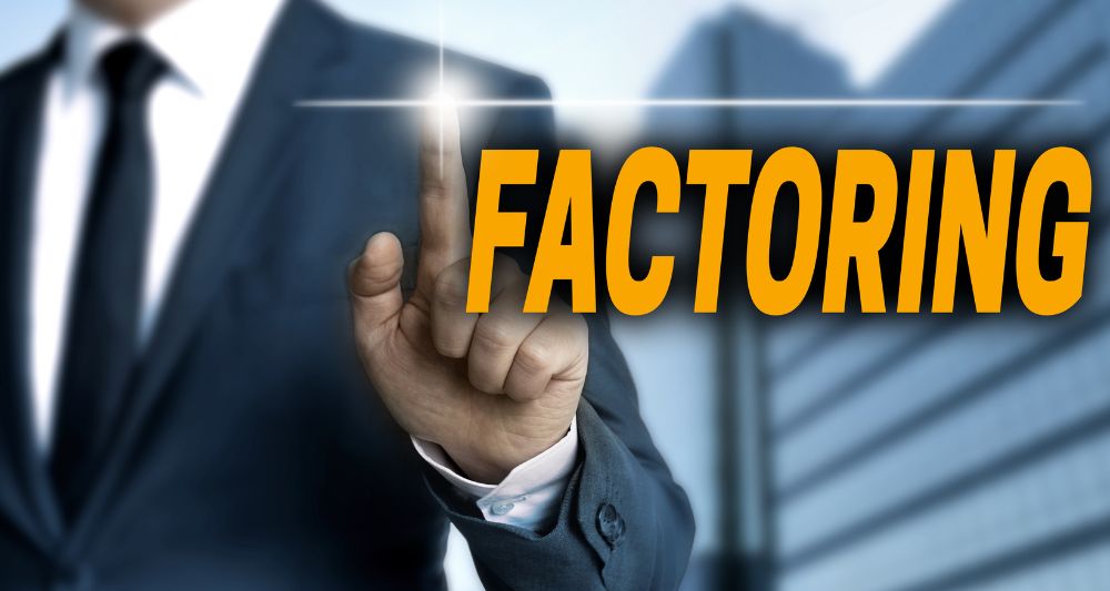 Imagen de un hombre en traje señalando la palabra Factoring, usada en una entrada en el blog de Chapa Cambio sobre la definición de factoring y sus beneficios
