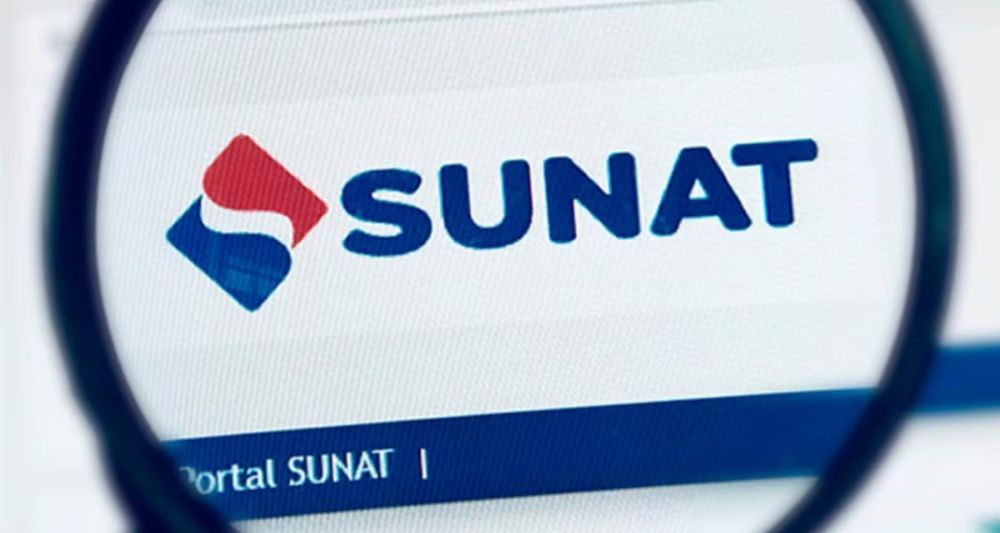 Imagen del logo de SUNAT visto a través de una lupa, usada en una entrada en el blog de Chapa Cambio sobre los tipos de impuestos que aplican en el Perú y su regulación fiscal
