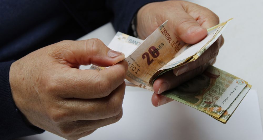 Imagen utilizada en una entrada del blog de Chapa Cambio que trata sobre dónde invertir dinero en el Perú. La imagen muestra unas manos contando billetes S/10 y S/20 y habla de cómo gestionar y multiplicar el capital sin salir del mercado peruano
