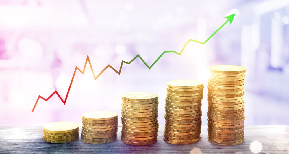 Imagen utilizada en una entrada en el blog de Chapa Cambio dedicada a la inversión de dinero sin riesgos, y que muestra una gráfica ascendente y pilas de monedas que simbolizan el crecimiento financiero y la estabilidad en las inversiones