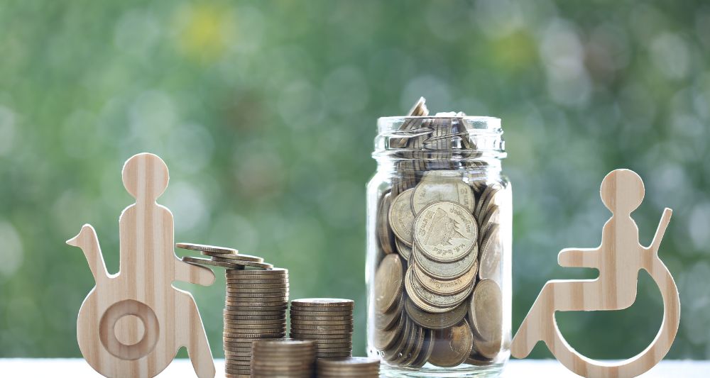 Imagen de un frasco lleno de monedas y figuras de personas en silla de ruedas hechas usada en una entrada en el blog de Chapa Cambio sobre los mejores fondos mutuos en el Perú