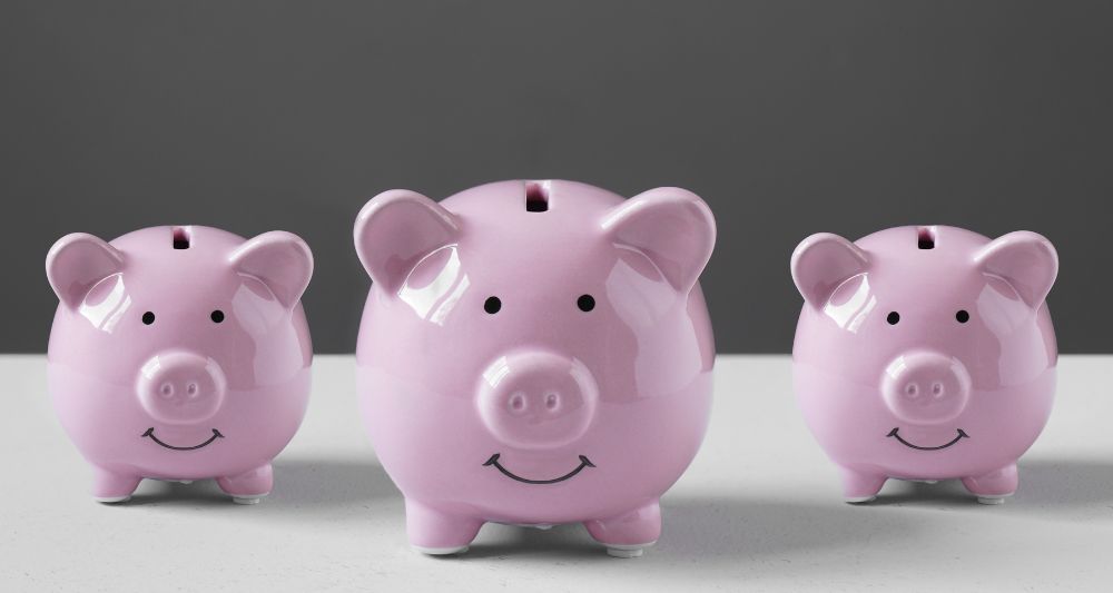 Imagen utilizada en una entrada del blog de Chapa Cambio sobre cómo hacer crecer el dinero ahorrado, mostrando tres alcancías en forma de chanchito que simbolizan el ahorro y el crecimiento de las inversiones